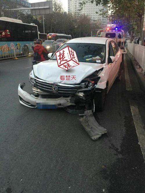 司机踩错油门引发连撞事故，事故背后的原因及反思
