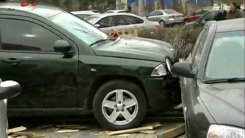 司机踩错油门6秒连撞3车4人