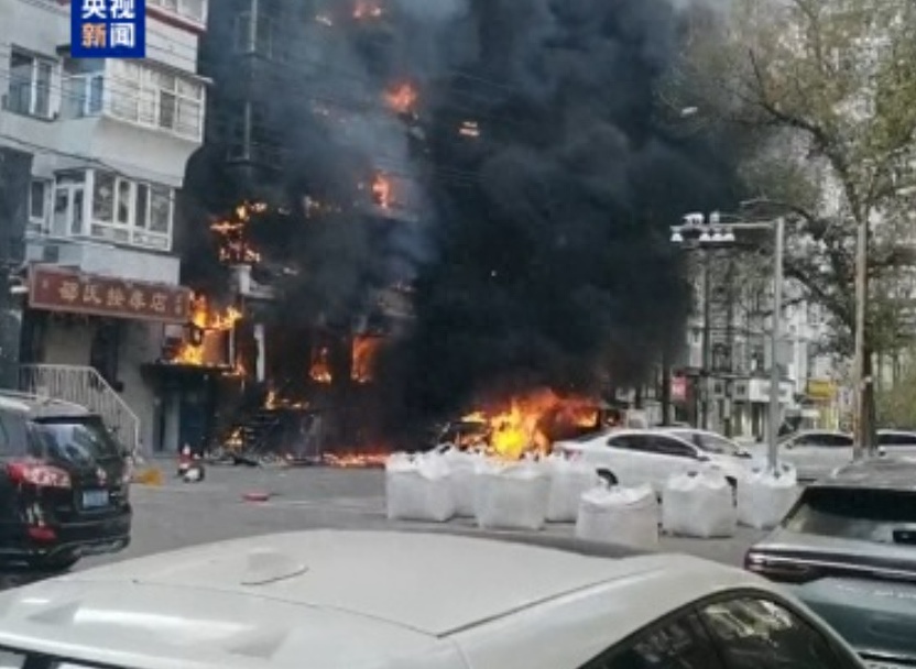 哈尔滨楼房外墙起火事件引发深思，责任、预防与公众立场，致2死4伤