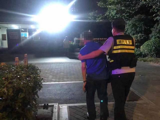 男子醉酒睡马路，民警夜巡暖心救助，一次寻找内心平静的救助之旅