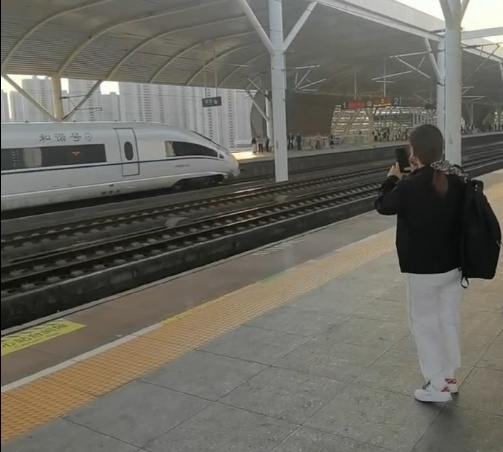 女子高铁睡过站触发紧急制动，小巷美食意外揭晓