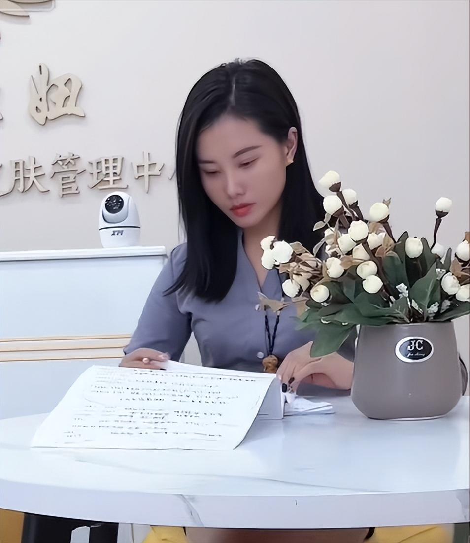 杨妞花首次目睹余华英双手颤抖的瞬间