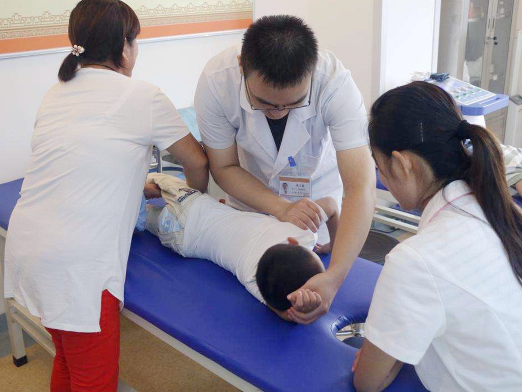 男孩踩踏女童肚子事件，家长恶语相向，事件背后真相引人深思