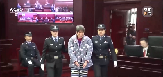 余华英囚车进入法院