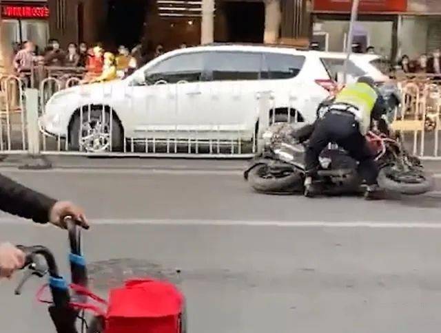 警方通报，男子驾驶小米SU7冲撞摩托车背后的神秘小巷与奇趣小店揭秘