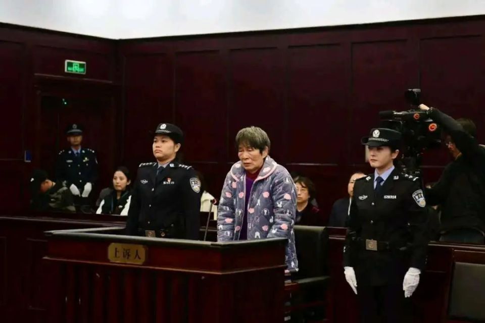 余华英拐卖儿童案今日宣判，小巷深处的秘密小店背后的故事揭晓