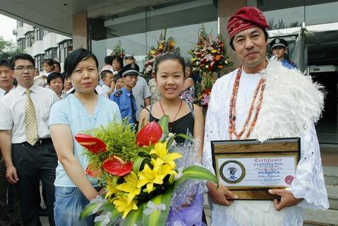 尼日利亚酋长在广州机场意外慷慨赠予现金，一人百元礼物引发关注