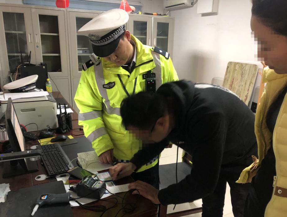 男子酒后付车费失误，21元变2100元——事件背后的故事与教训