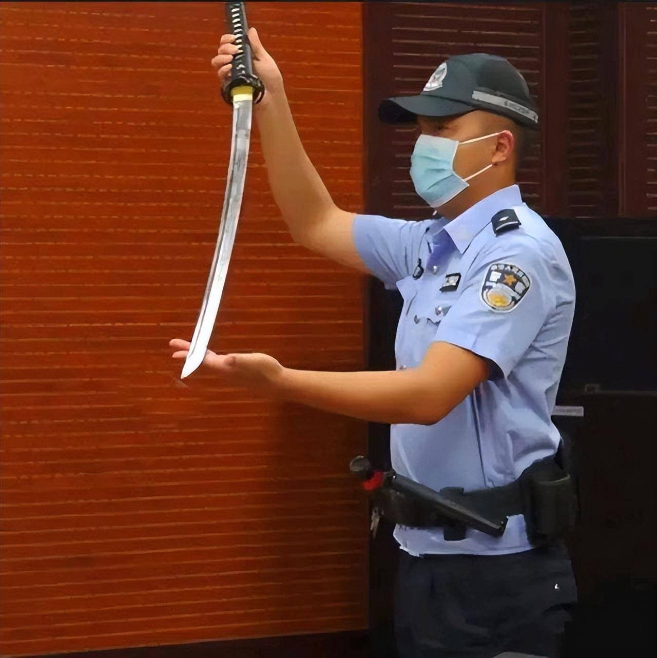 男孩考18分被父亲刺死？警方辟谣——背后的真相与小巷独特小店的秘密