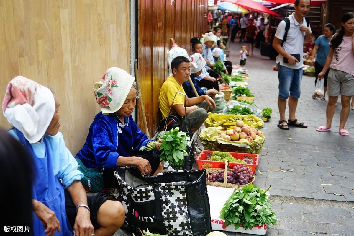 老人带孩子逛实体店遭店员驱赶