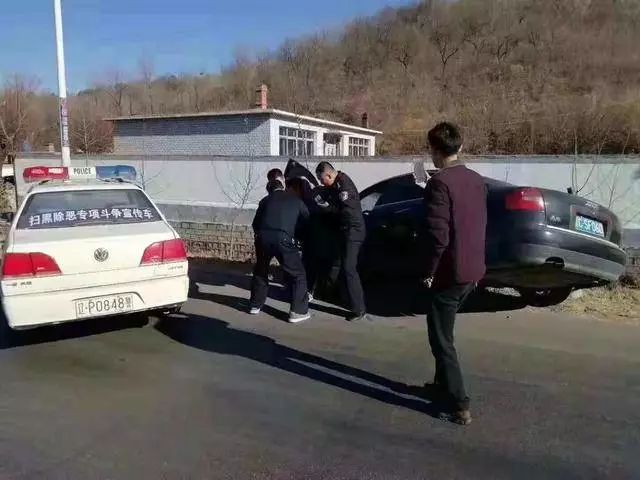 官方辟谣，村主任开挖机并未撞倒村民事件揭秘