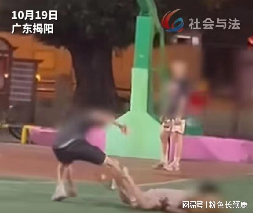 篮球场暴力事件，男孩飞踹女孩后背，事件分析、责任界定与教育启示的律师视角审视
