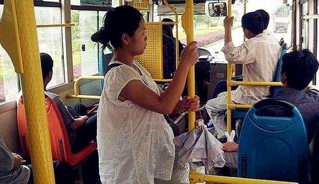 老人强行要求孕妇让座引发冲突，乘客合力解围