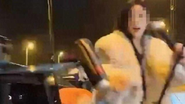 女主播深夜直播遭遇意外，拒绝搭讪后不幸被撞