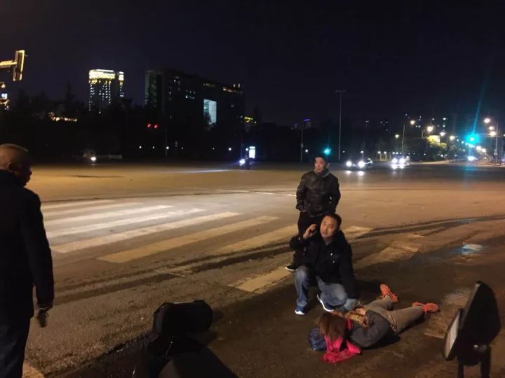 占道风波中的温情纽带，司机互殴背后的意外道路友情之旅