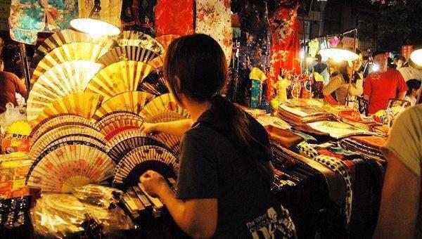 摆拍凝视独居女子事件（或小店探秘）