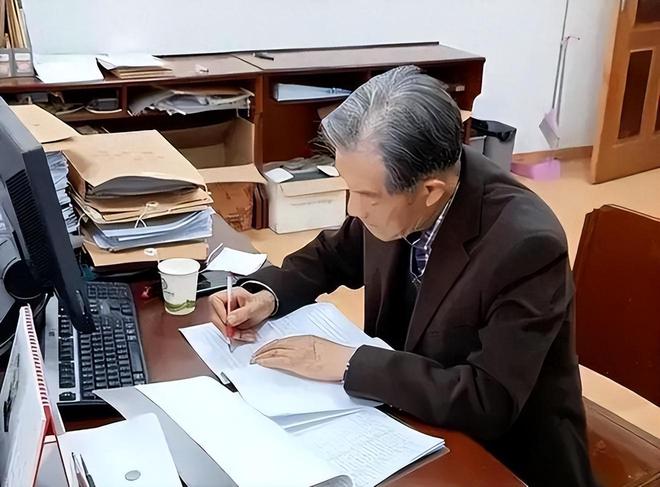 退休人员遭局长推下台阶致骨折事件震动人心！悲剧背后的真相令人震惊！