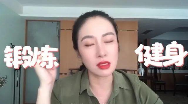 老人花重金在直播间购塑料背后的故事，变化、学习与自信的力量展现