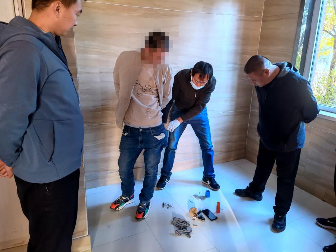 晴天打伞进小区被误会盗窃事件分析