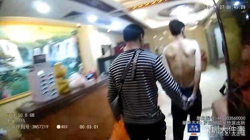 俩男子晴天打伞进小区被查出盗窃事件，警觉与预防的权衡