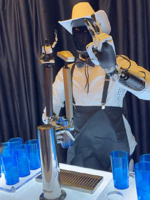 特斯拉人形机器人现场展示调酒技能