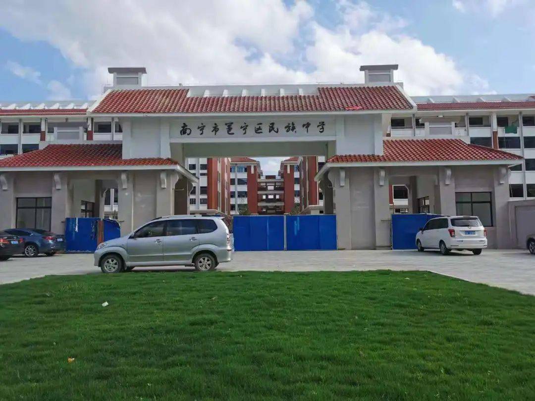 余华英案庭外镜头下的寻子父母，力量与自信的展现