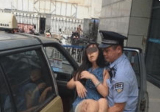 女子打车送包裹