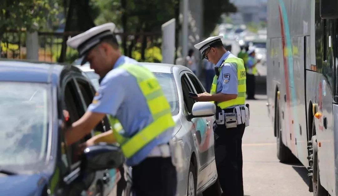 四川高速交警回应老头乐逆行引发车祸事件