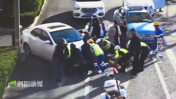 轿车突发自燃爷孙被困，众人英勇施救脱险时刻