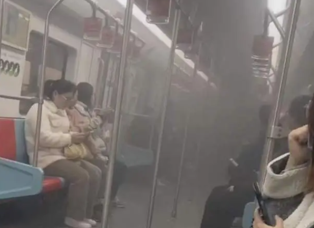 上海地铁车厢浓烟