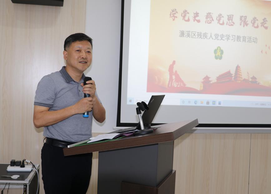 力量变迁与成长旋律的自信展现（或可简化为“力量变迁与自信展现”）
