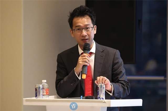 金融巨头时代印记的见证者（或可简化为“金融巨头时代见证者”）