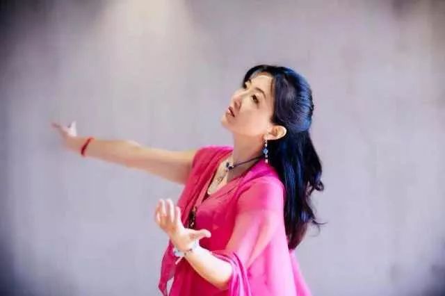杨钰莹，拥抱自然，内心宁静之旅的最新篇章