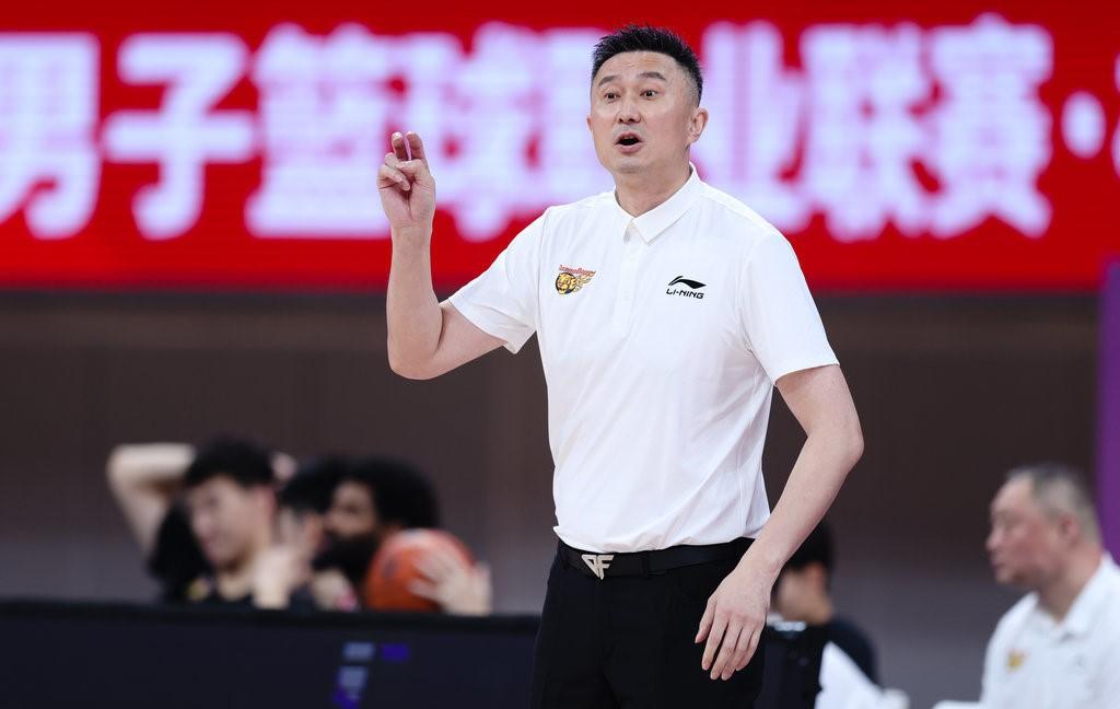 篮球温情与友谊展现
