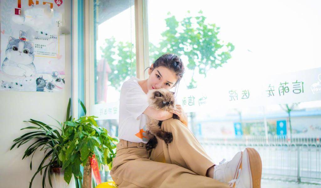 黄奕与自然美景的邂逅，寻找内心平和之旅的最新照片曝光