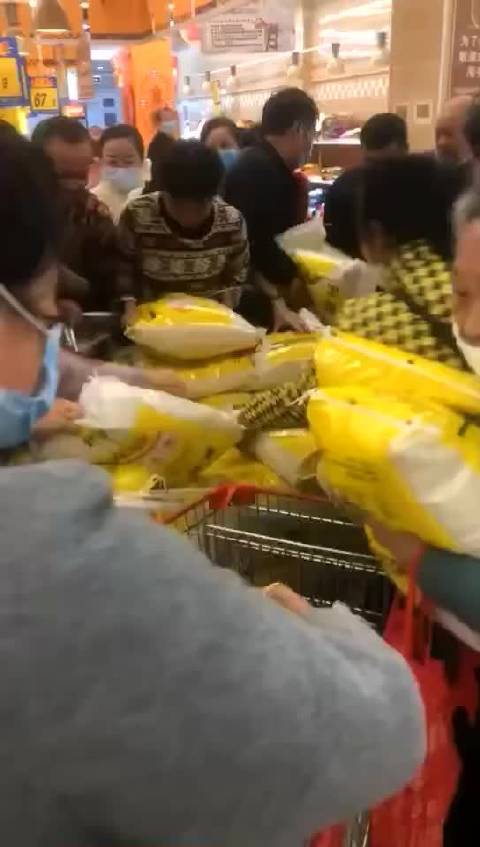 超市抢米现象