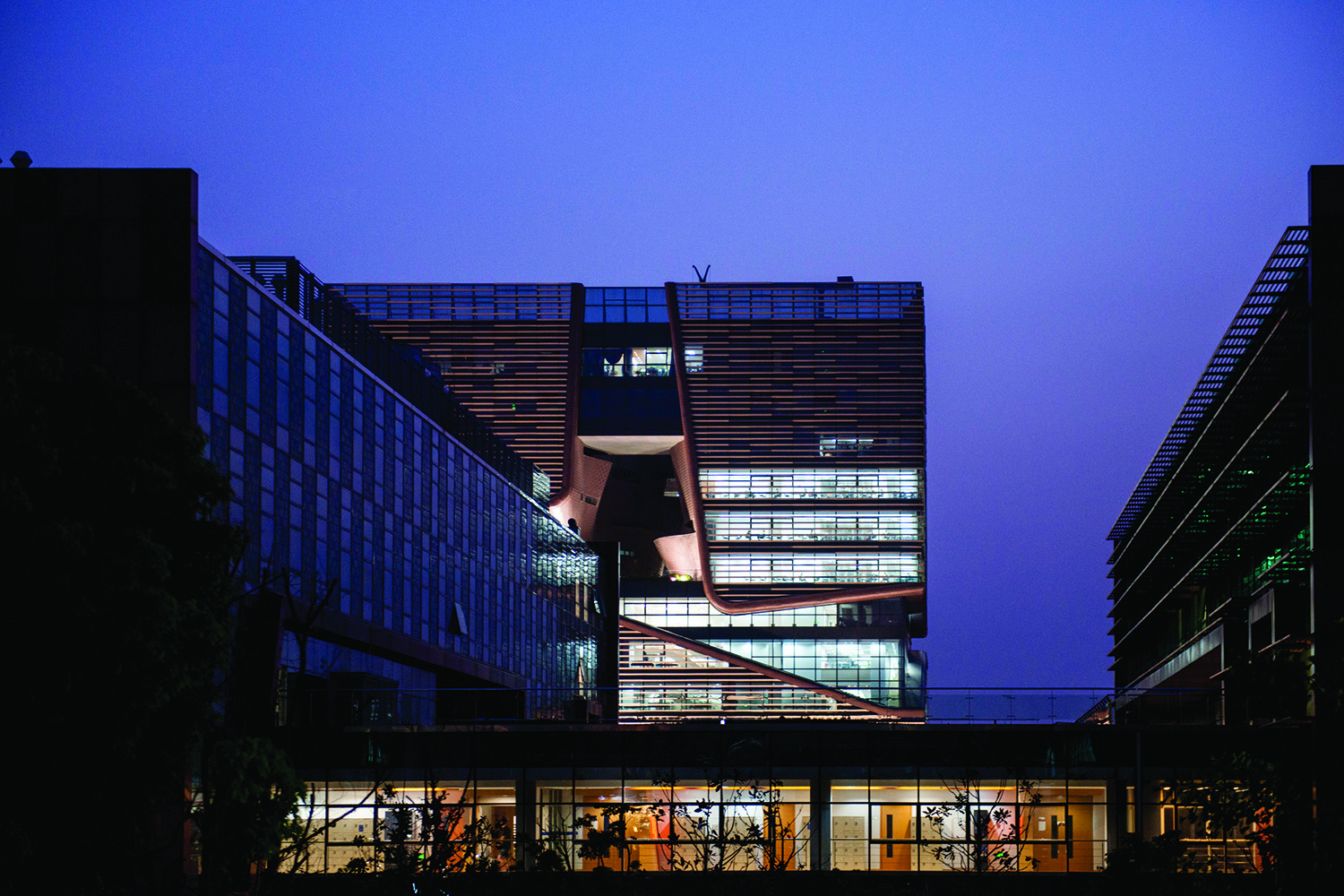 西浦大学最新高科技产品亮相，引领创新潮流的校园科技成果展示