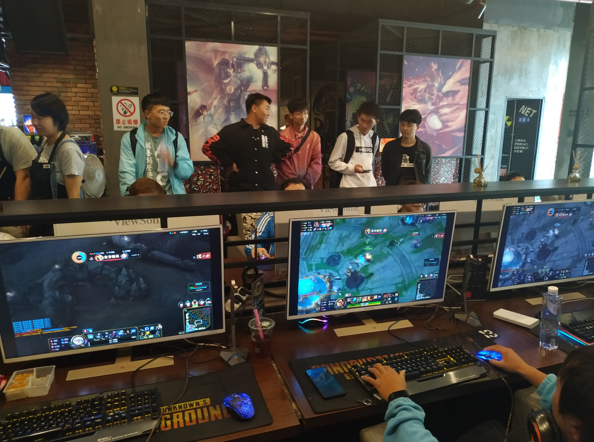 网吧LOL比赛