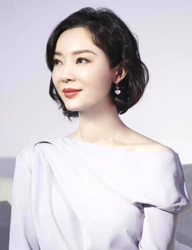 最新短发发型女，变化之美，展现自信魅力