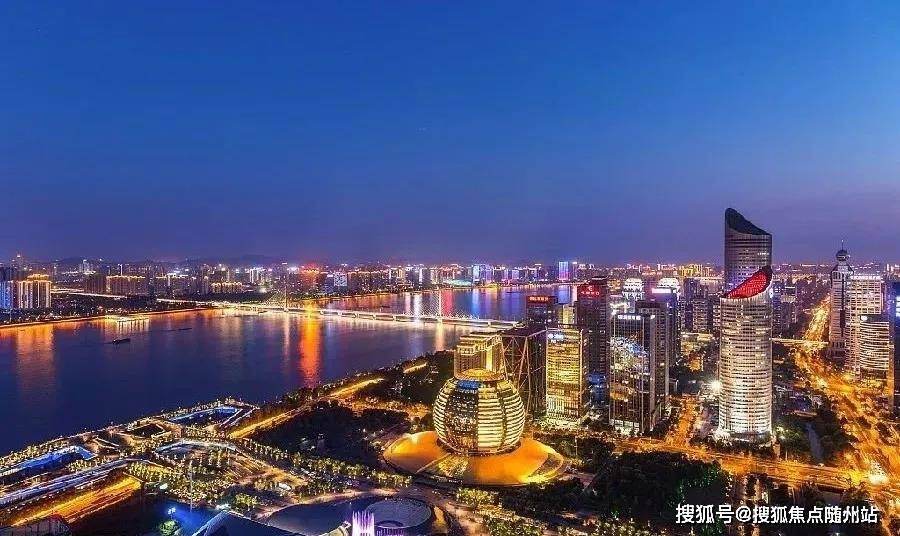 唐铭最新，小巷中的美食秘密