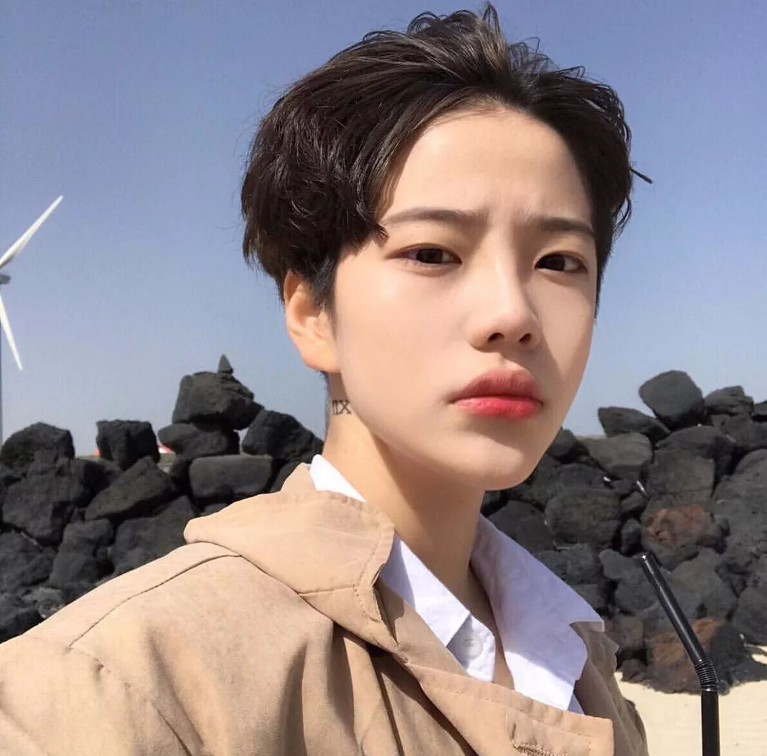 探索小巷中的秘密，最新女短发时尚潮流解析